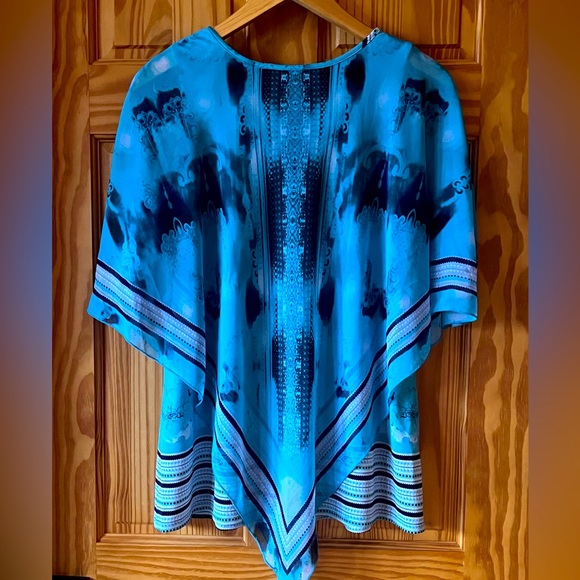 Sleeveless Top with Attached Sheer V Shape Covering - Picture 6 of 8